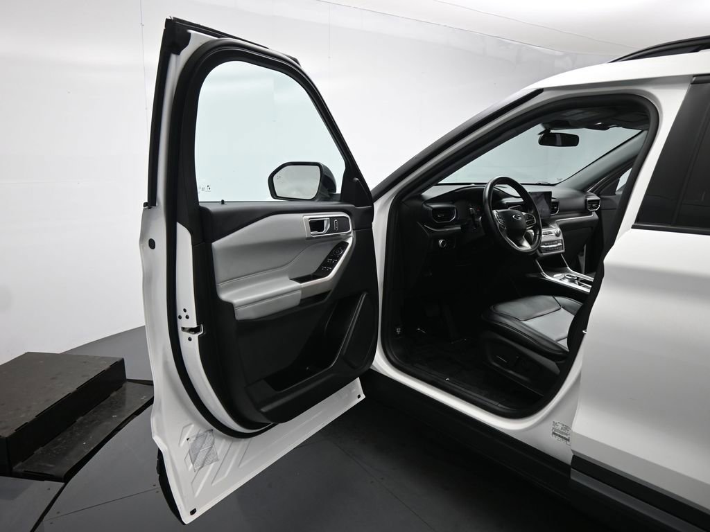 Certified 2023 Ford Explorer XLT w/ Equipment Group 202A image 9