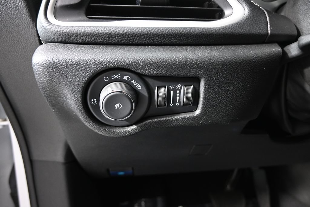 Used 2024 Chrysler Pacifica Touring FWD image 24