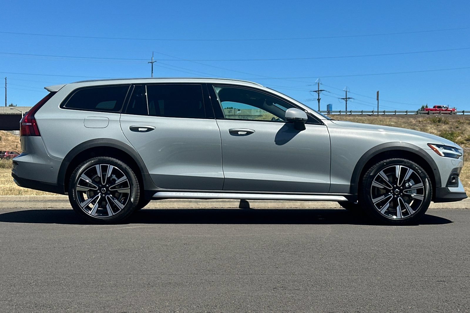 New 2026 Volvo V60 B5 Cross Country Ultra w/ Climate Package AWD/4WD image 2