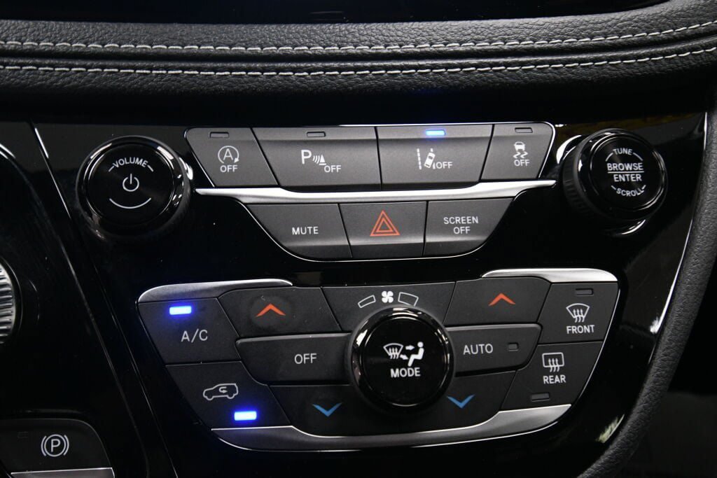 Used 2025 Chrysler Pacifica Limited FWD image 16