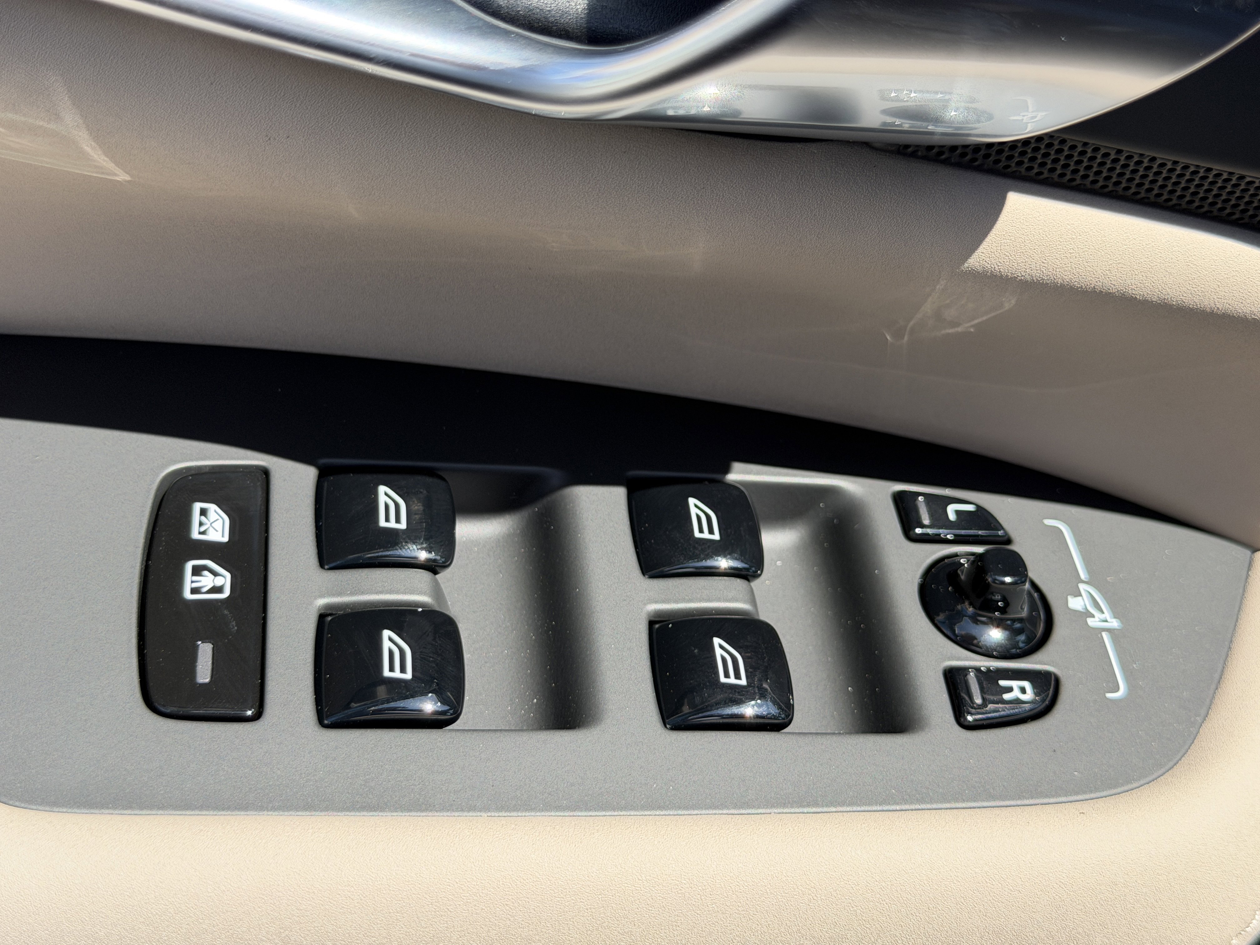 New 2026 Volvo XC90 T8 Ultra w/ Protection Package image 17