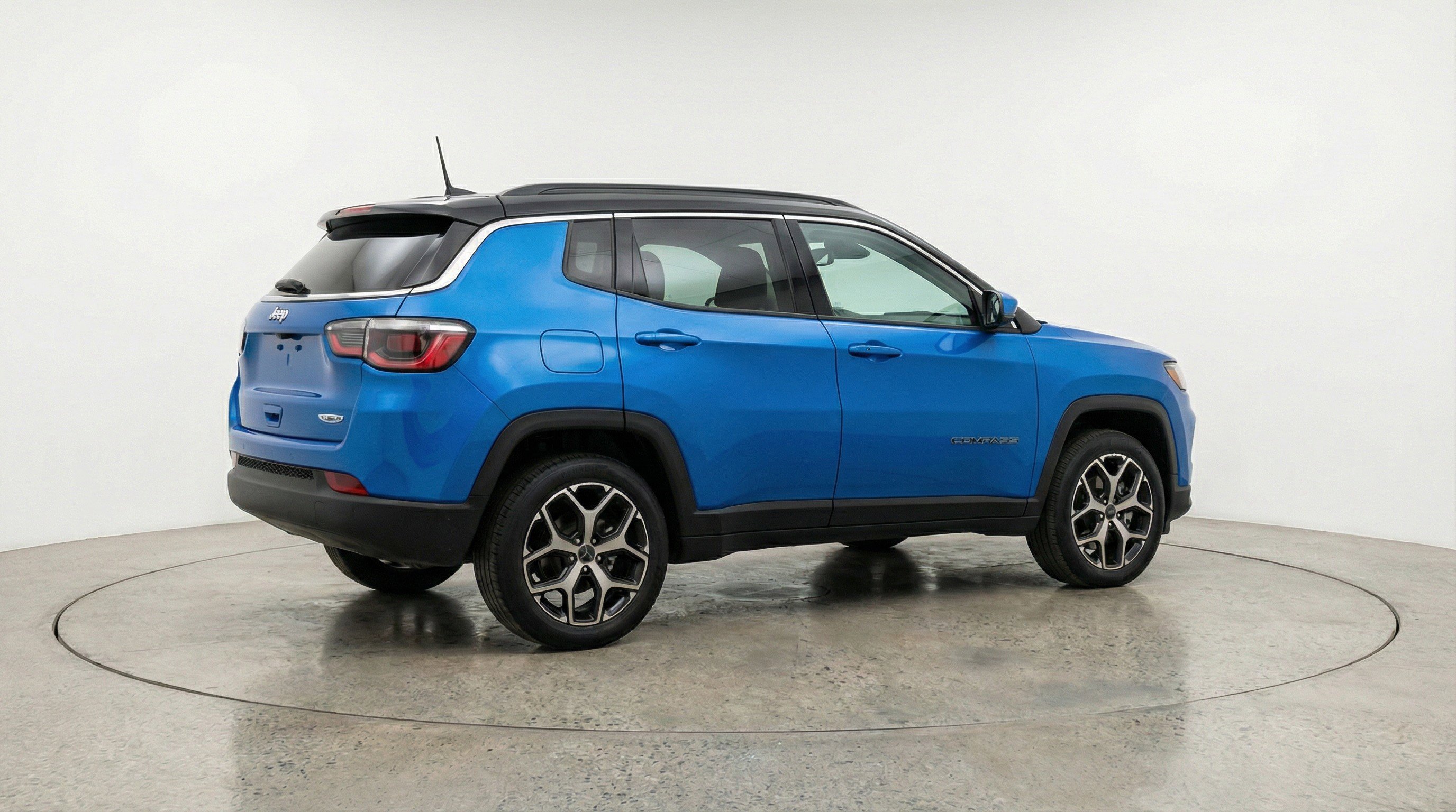 Used 2025 Jeep Compass Limited image 9