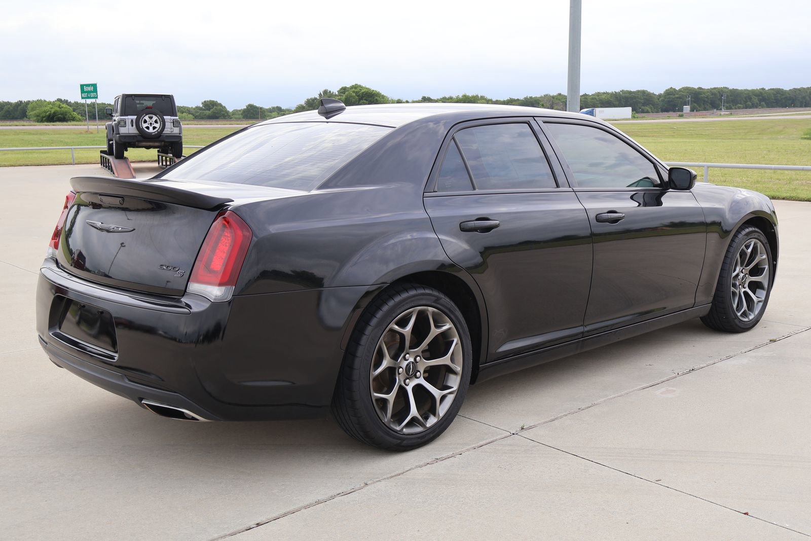 Used 2018 Chrysler 300 S RWD image 6