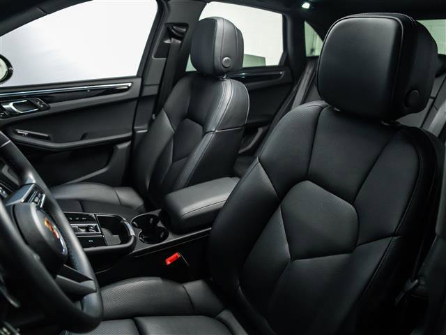 Certified 2025 Porsche Macan image 5
