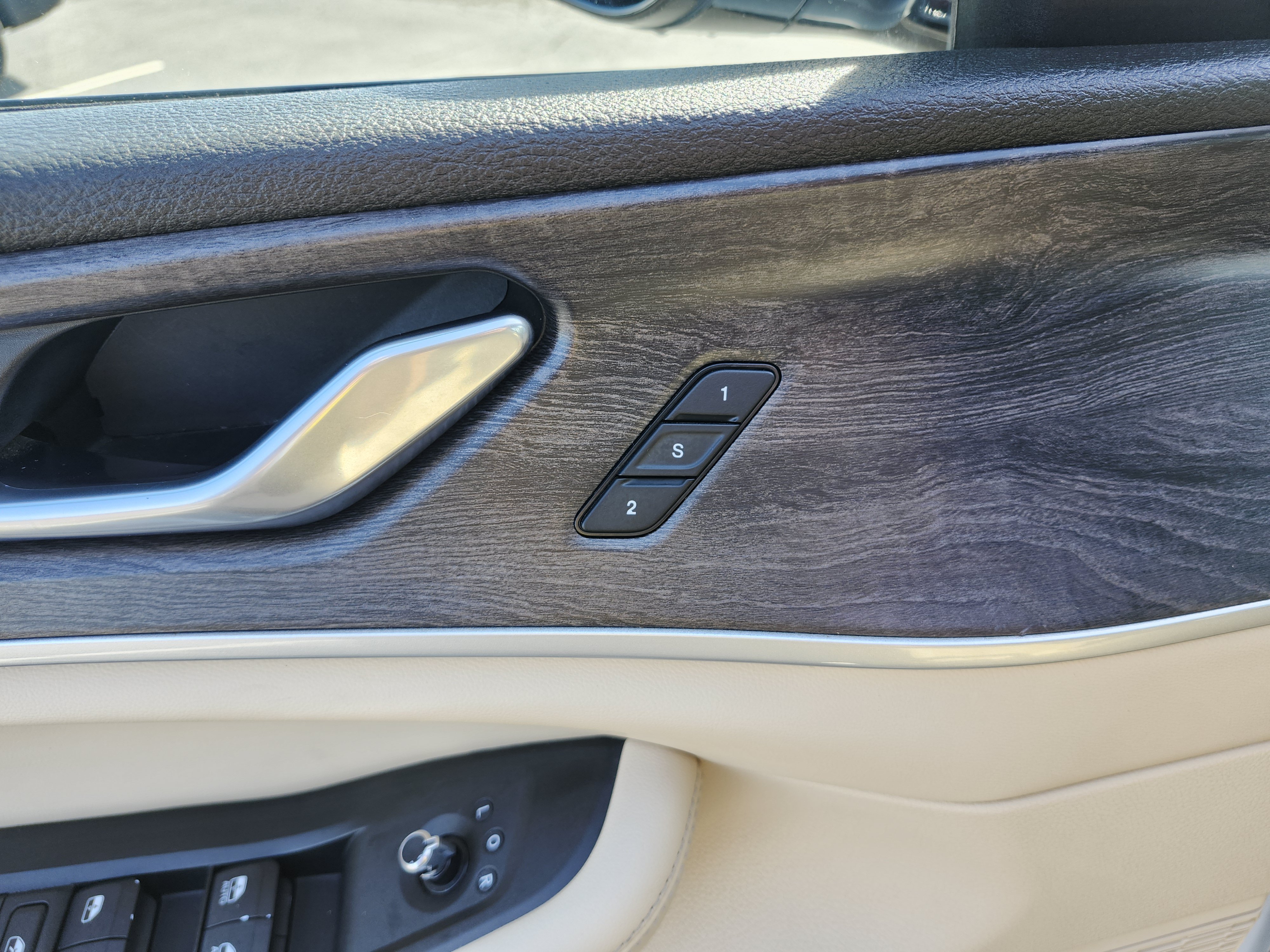 Used 2023 Jeep Grand Cherokee Limited w/ Luxury Tech Group II RWD image 28