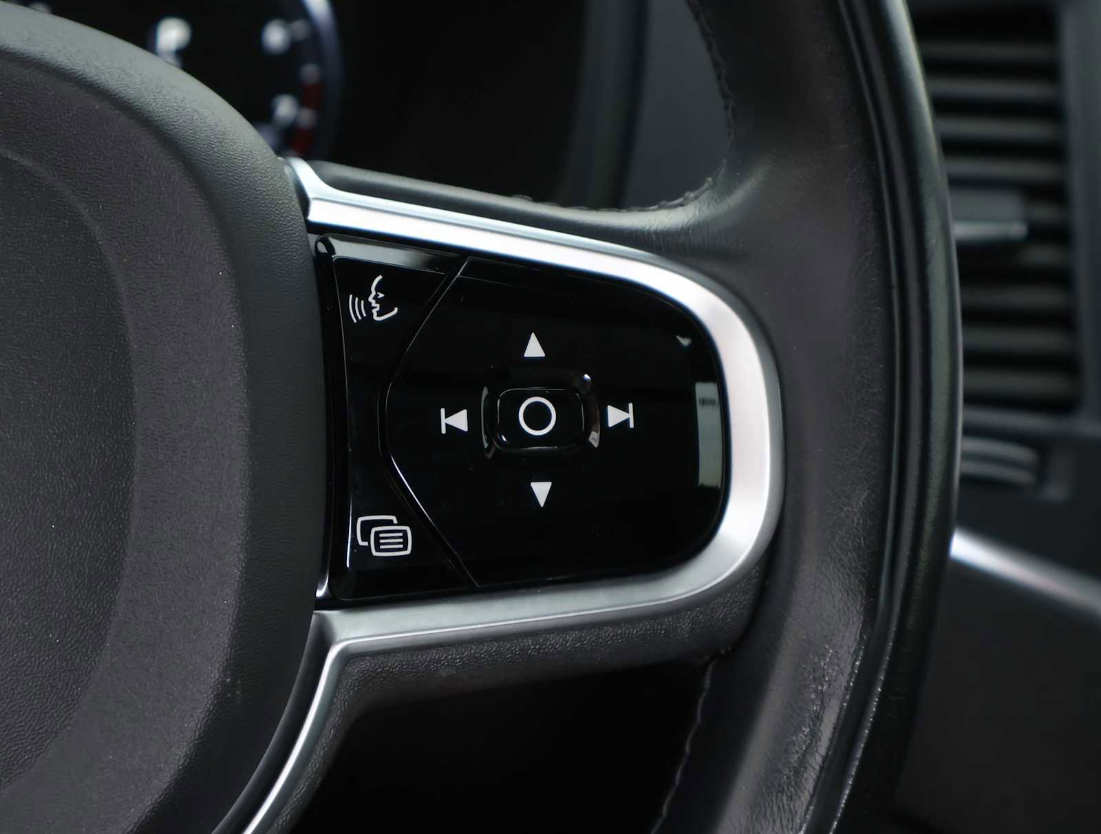 Used 2020 Volvo XC90 T6 Momentum image 16