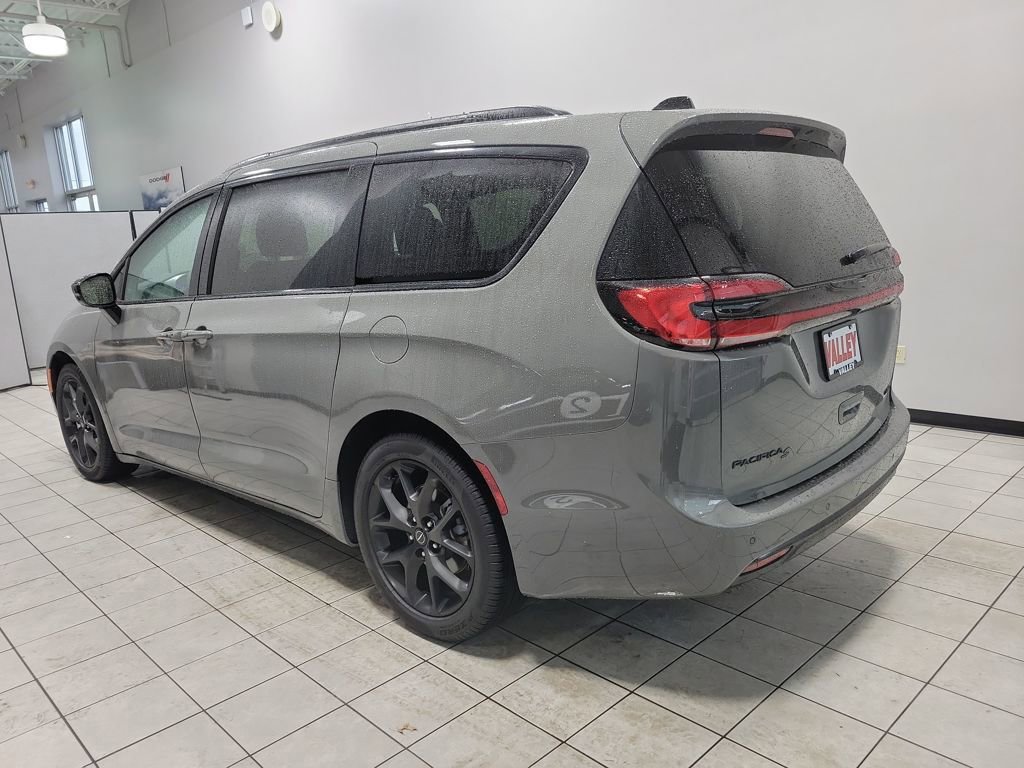 Used 2025 Chrysler Pacifica Limited image 14