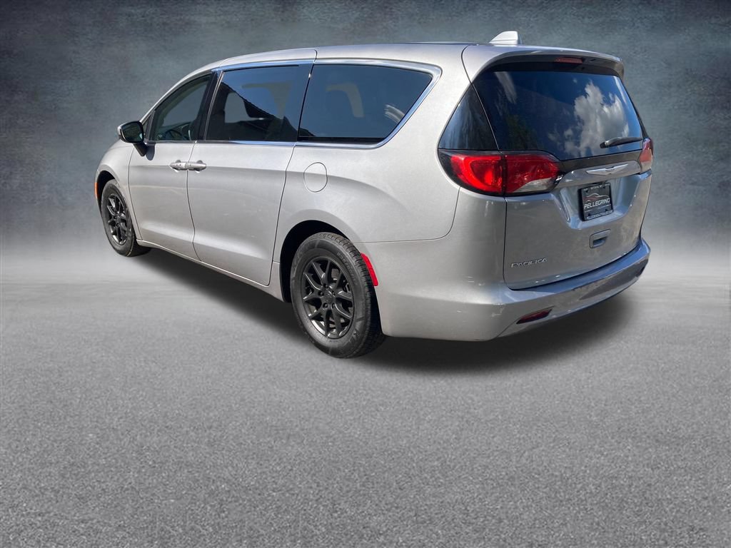 Used 2017 Chrysler Pacifica Touring FWD image 4