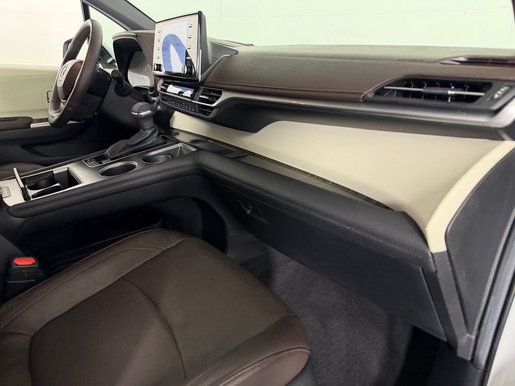 Used 2024 Toyota Sienna Platinum FWD image 33