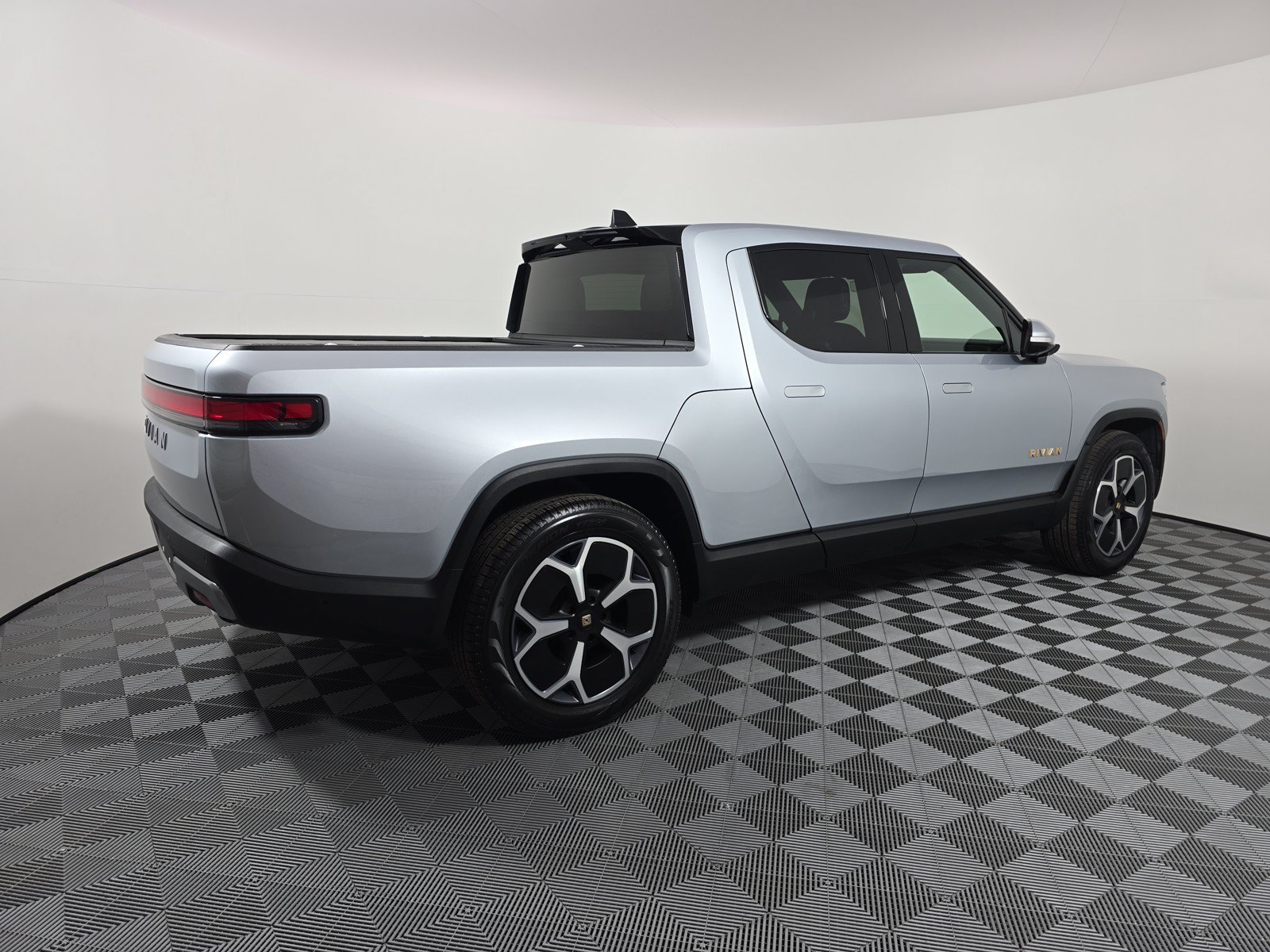Used 2024 Rivian R1T Adventure AWD/4WD image 5