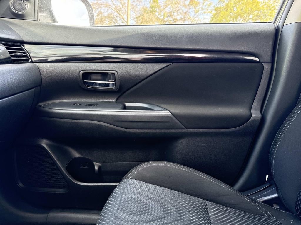 Used 2020 Mitsubishi Outlander ES image 24