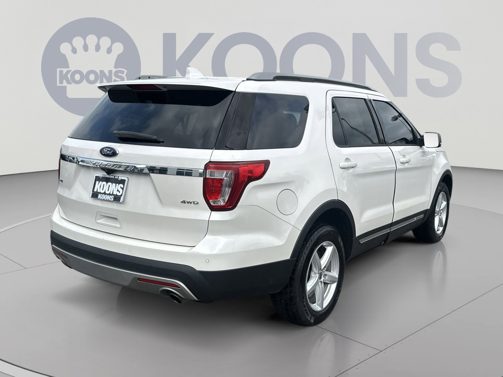 Used 2017 Ford Explorer XLT w/ Equipment Group 202A AWD/4WD image 16