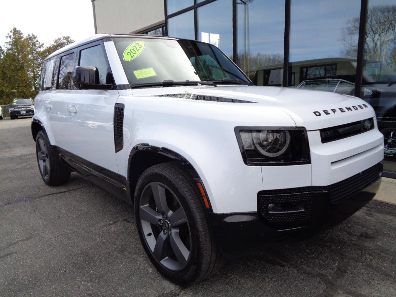 Used 2023 Land Rover Defender 110 V8 image 3