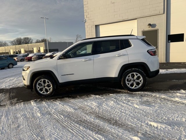 Used 2025 Jeep Compass Latitude image 15