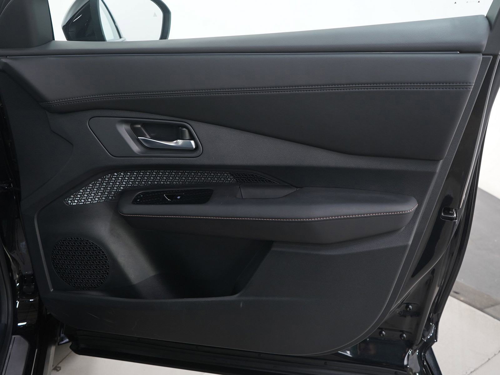 Used 2024 Nissan Ariya AWD image 14