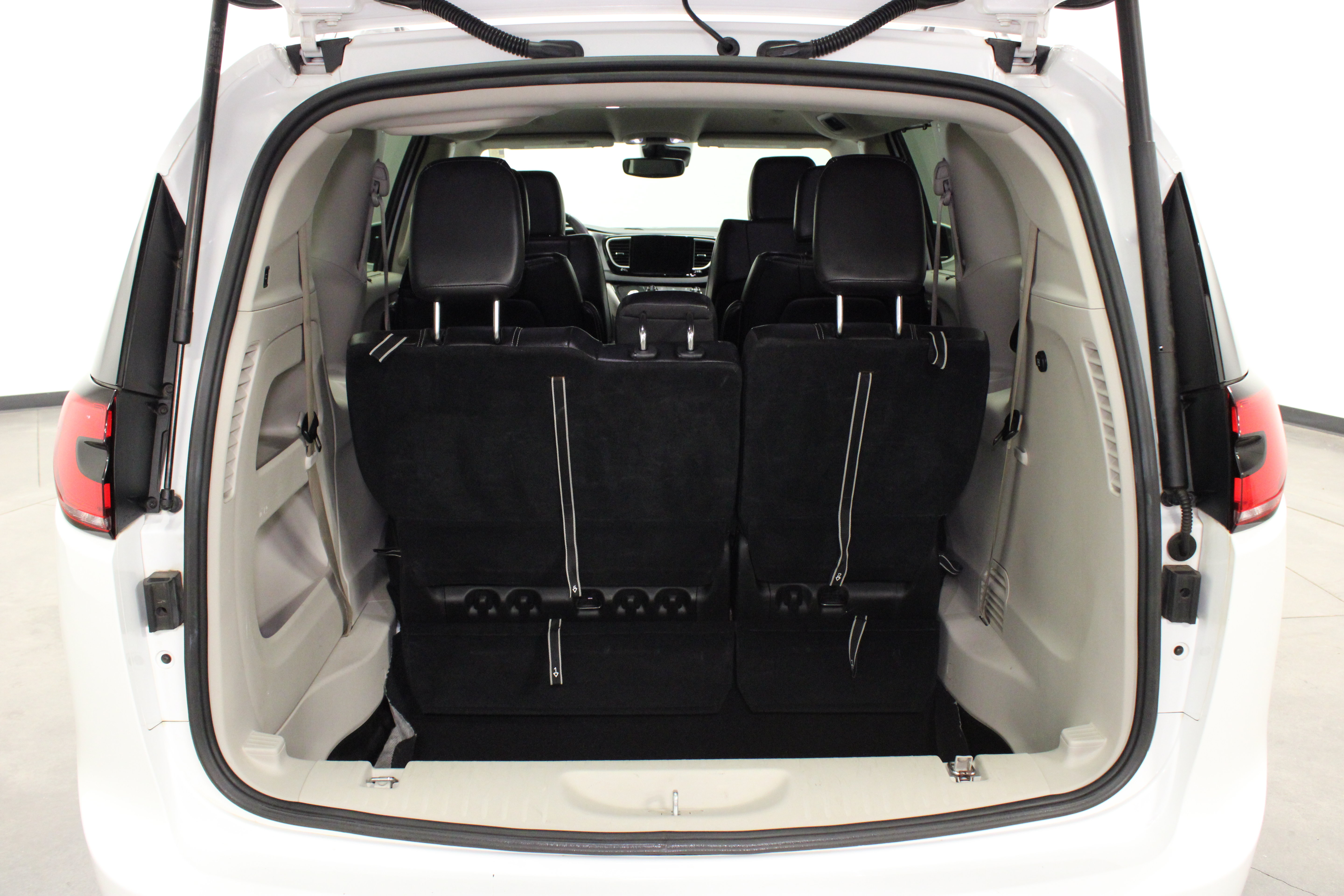Used 2022 Chrysler Pacifica Touring-L FWD image 12
