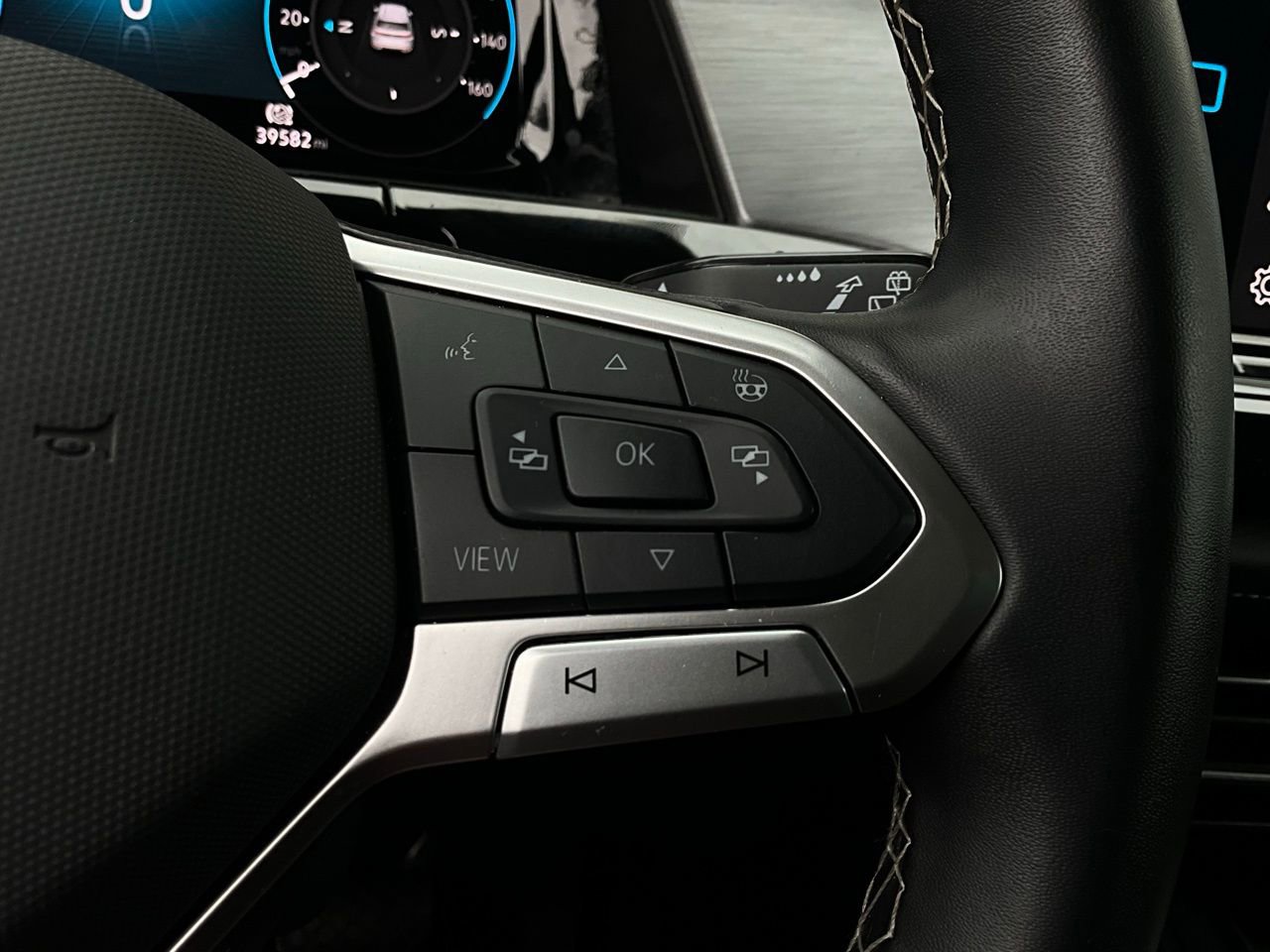 Used 2025 Volkswagen Atlas Cross Sport SE image 37