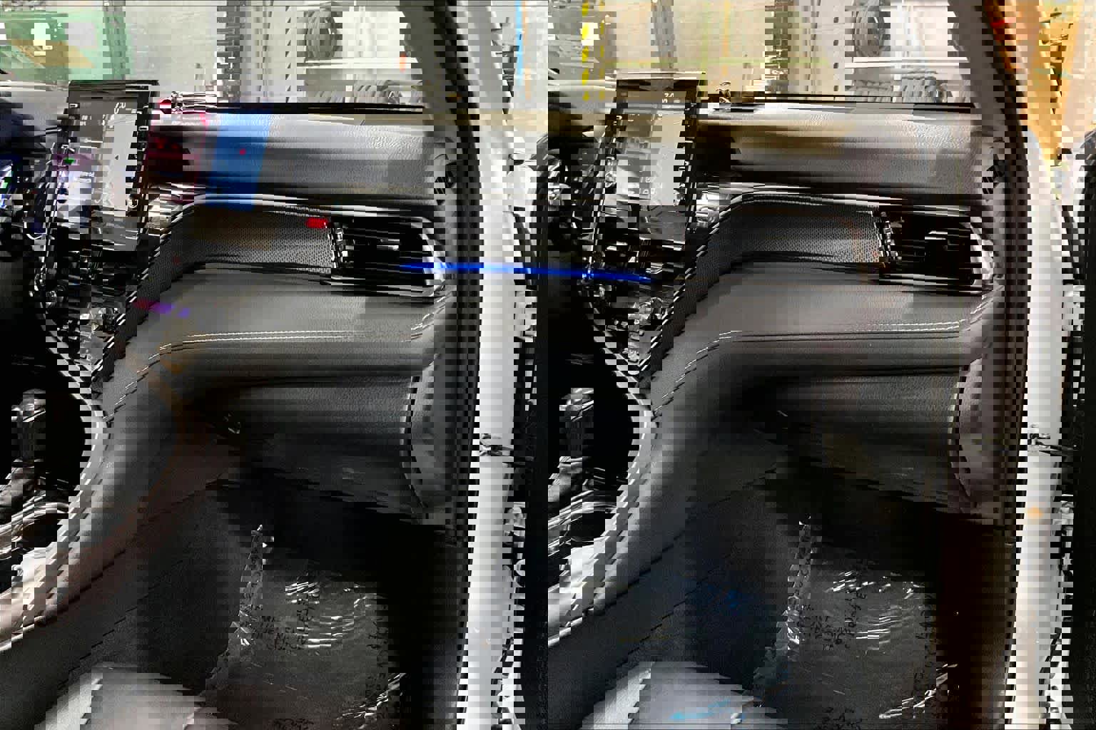 Used 2022 Toyota Camry XSE w/ Navigation Upgrade Package image 19