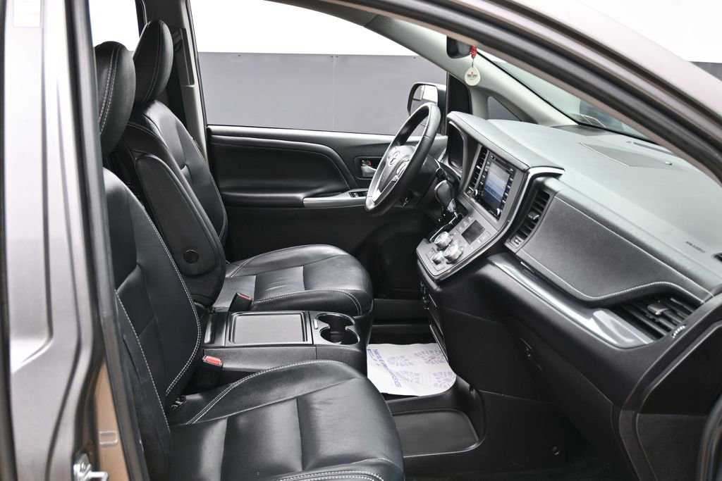 Used 2018 Toyota Sienna SE FWD image 37