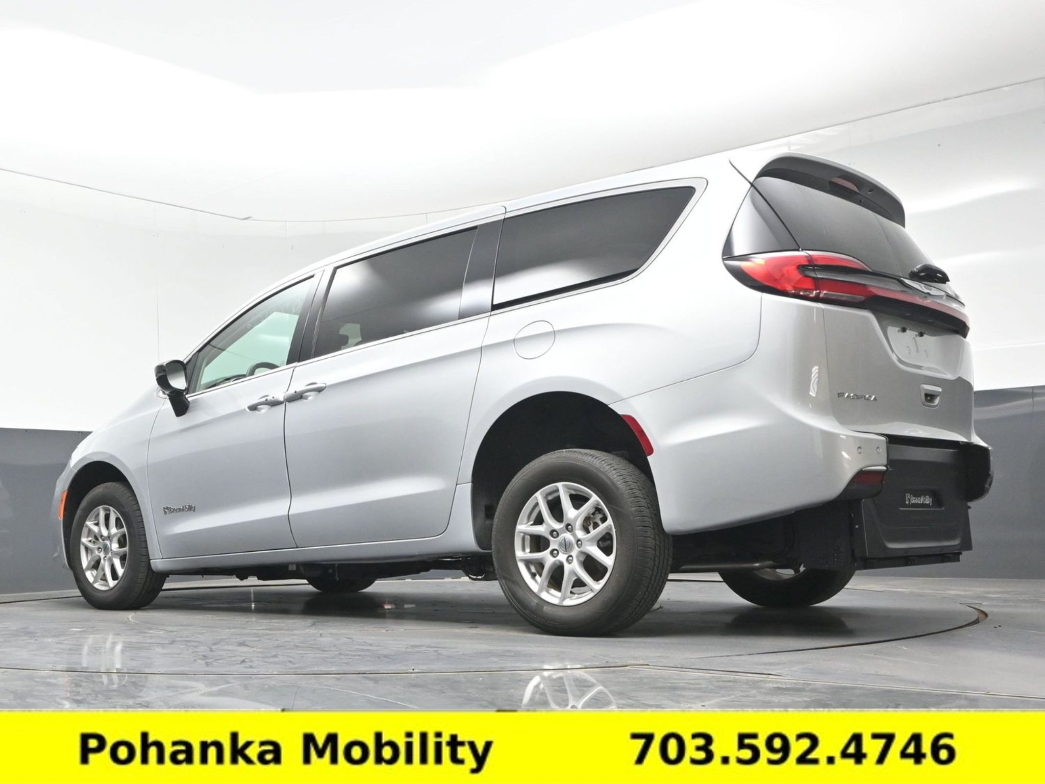 Used 2024 Chrysler Pacifica Touring-L FWD image 21
