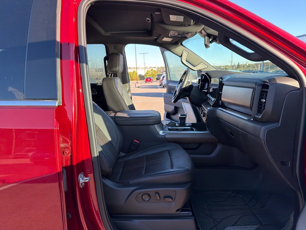 Used 2025 Chevrolet Silverado 1500 High Country w/ High Country Premium Package AWD/4WD image 39