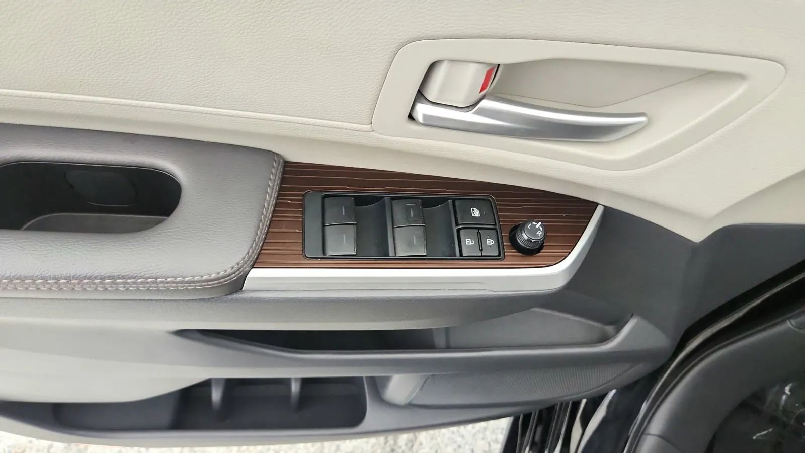 Used 2024 Toyota Sienna XLE image 26