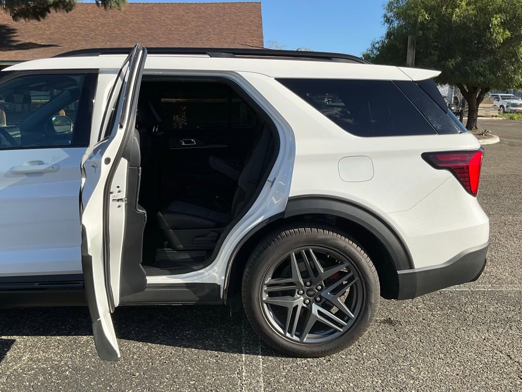 Certified 2025 Ford Explorer ST-Line w/ Premium Package image 21