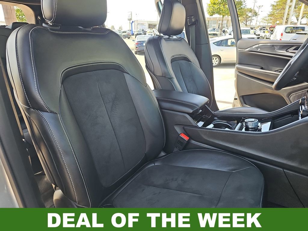 Used 2023 Jeep Grand Cherokee L Laredo image 10