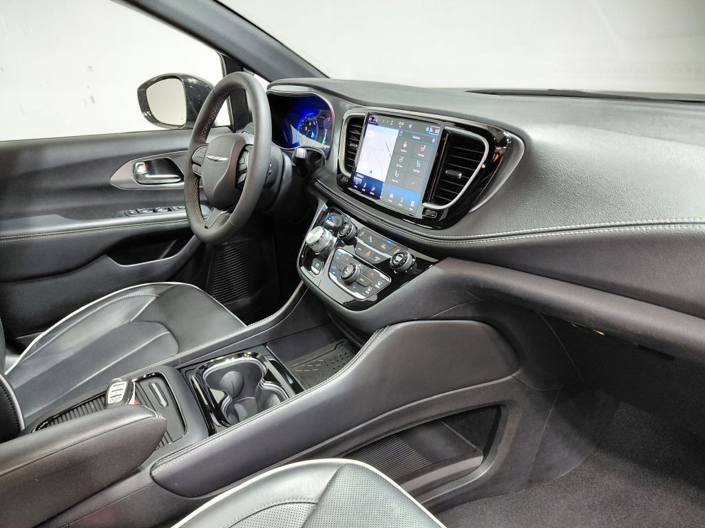Certified 2026 Chrysler Pacifica Limited w/ S Appearance Package FWD image 36