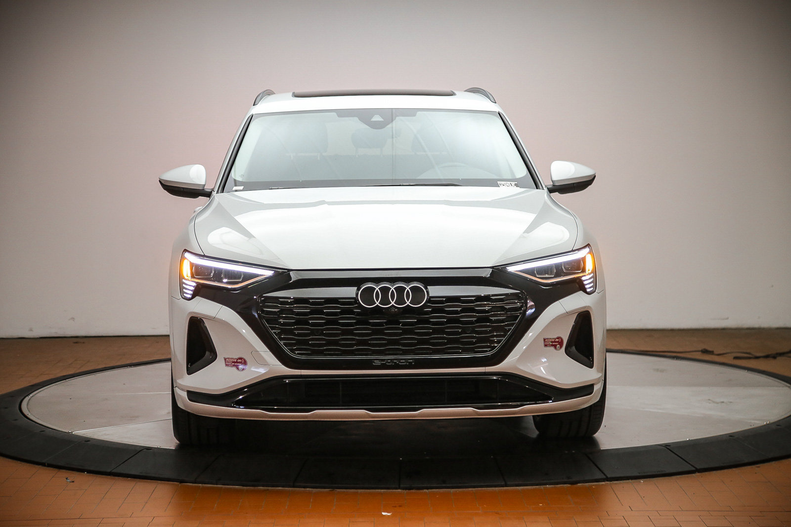 Certified 2024 Audi Q8 e-tron Premium AWD/4WD image 7