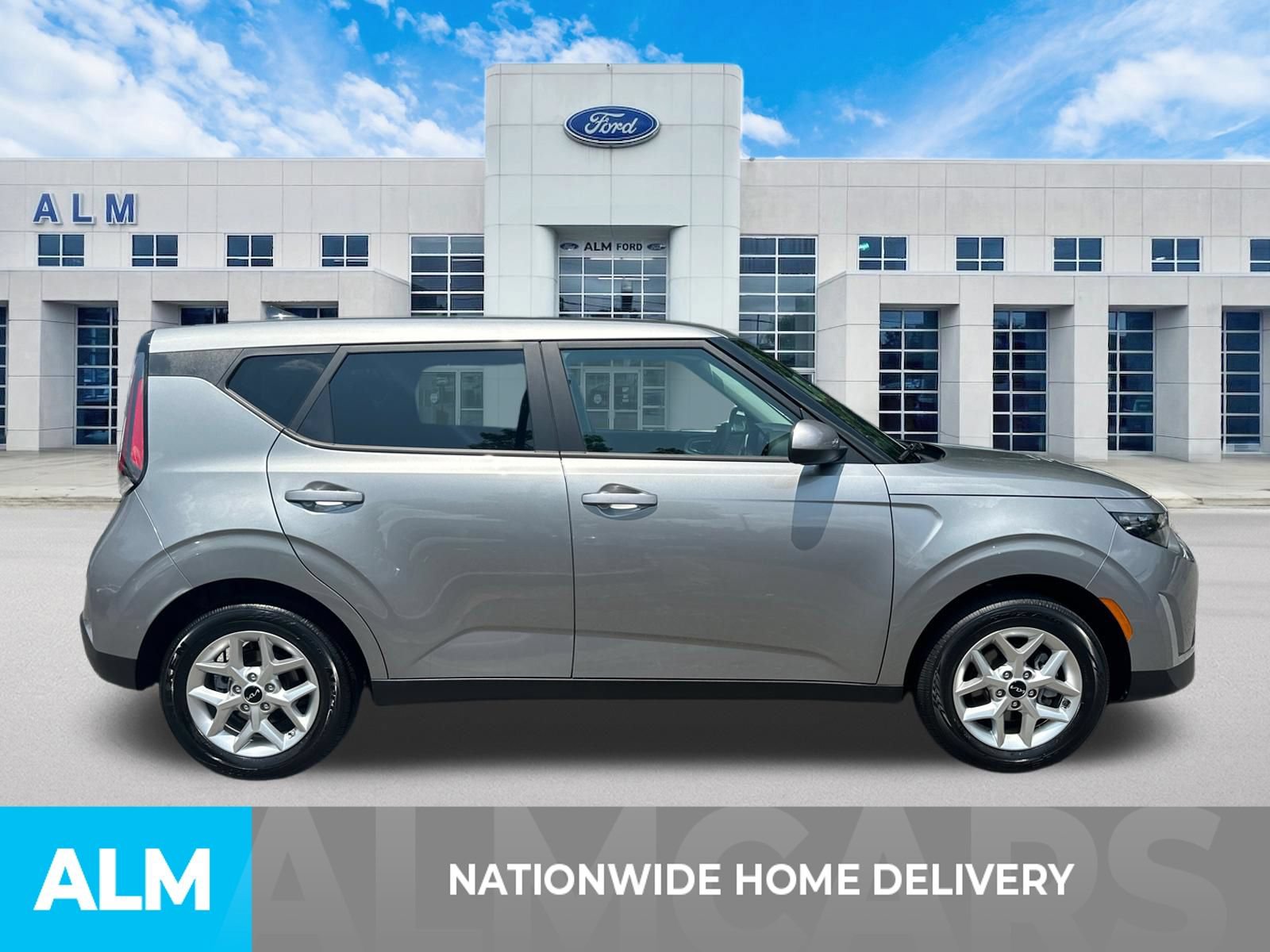 Used 2025 Kia Soul LX w/ LX Technology Package FWD image 4