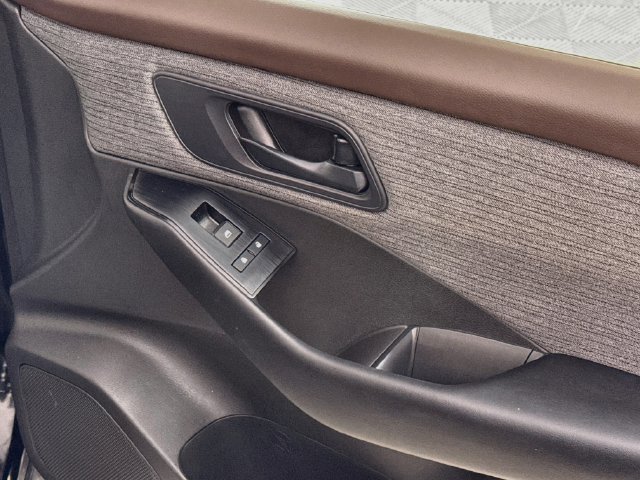 Used 2023 Nissan Rogue S FWD image 30