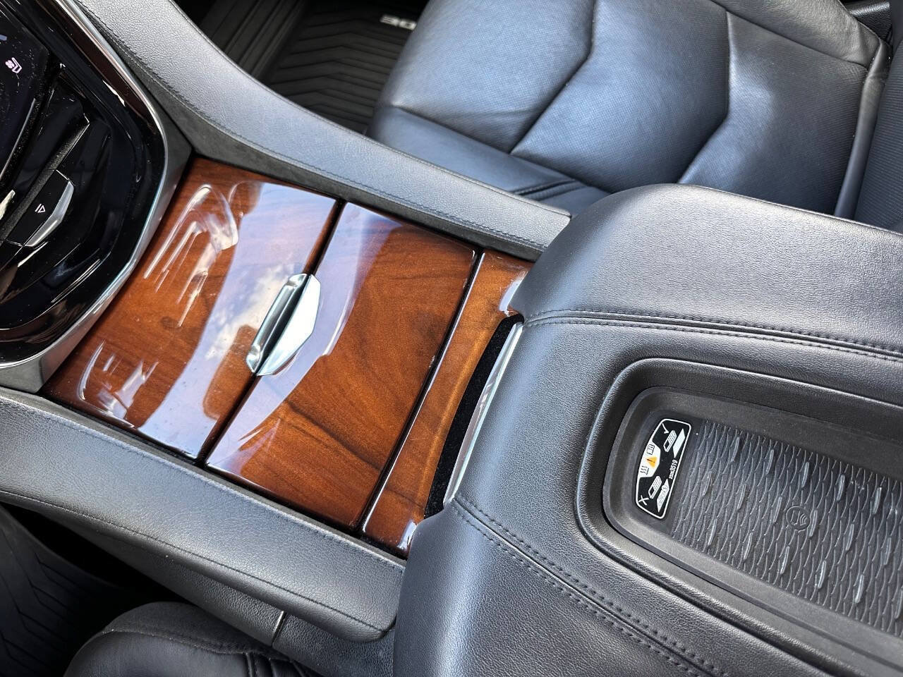 Used 2017 Cadillac Escalade Luxury AWD/4WD image 19