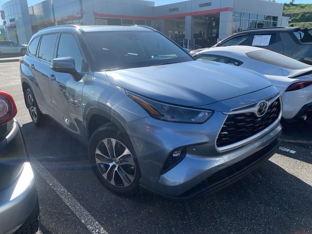 Used 2022 Toyota Highlander XLE AWD/4WD image 7