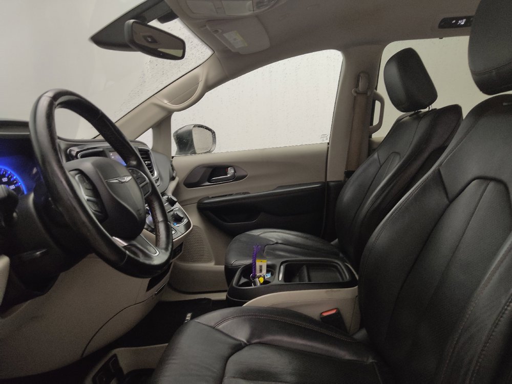 Used 2020 Chrysler Pacifica Touring-L FWD image 17