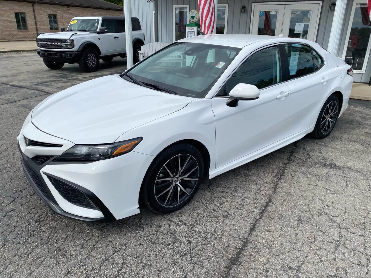 Used 2021 Toyota Camry SE image 3