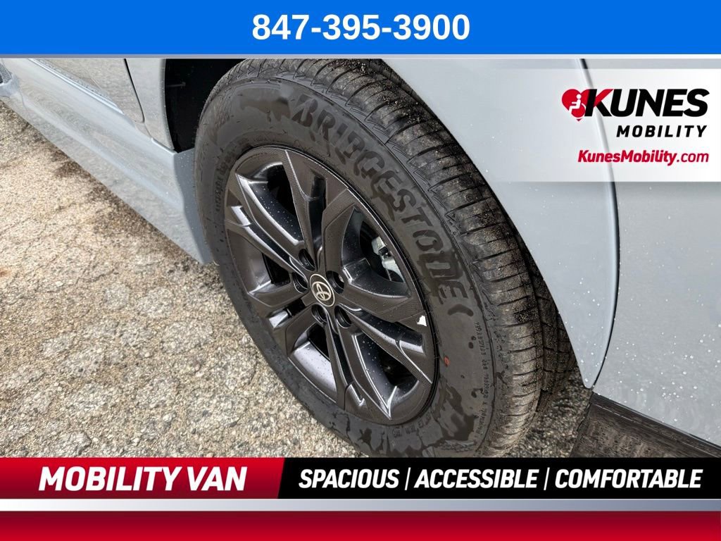 Used 2025 Toyota Sienna XSE w/ XSE Plus Package AWD/4WD image 11
