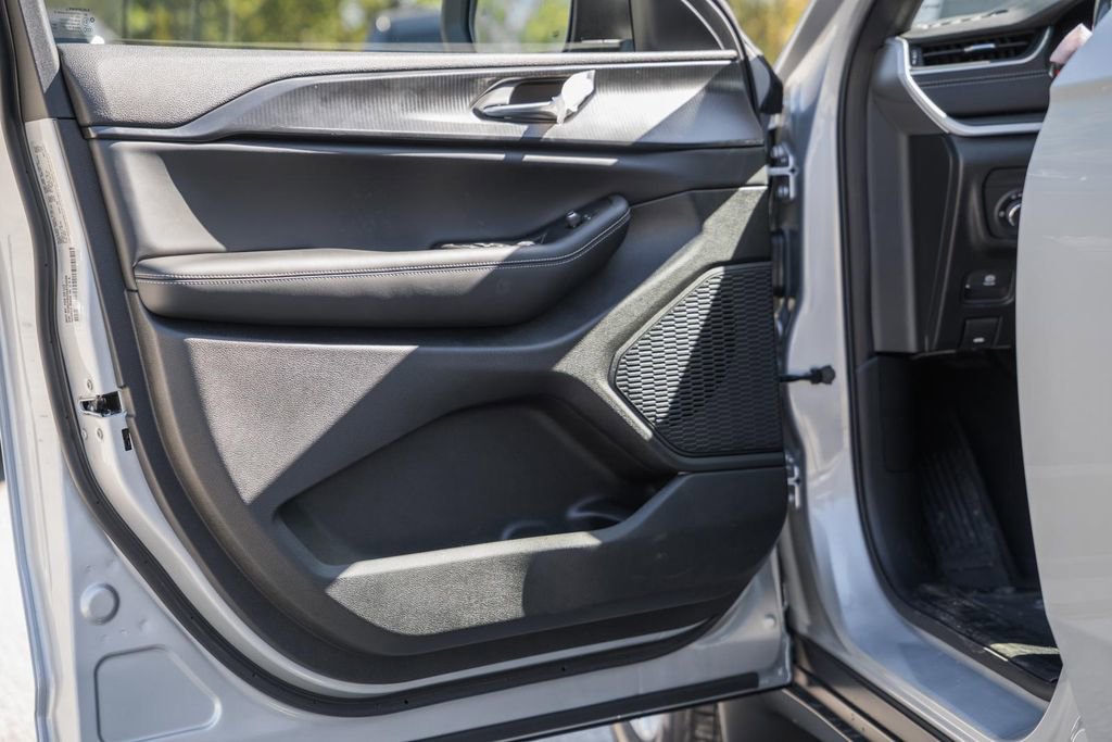 New 2025 Jeep Grand Cherokee Laredo X w/ Luxury Tech Group I image 31