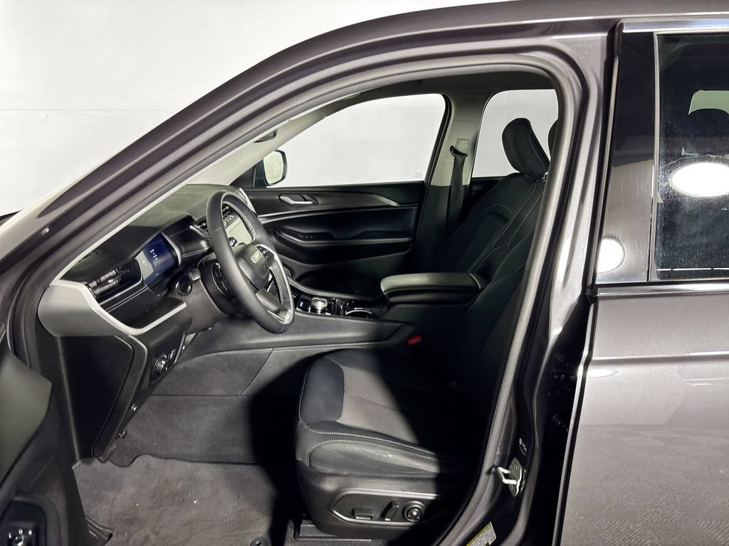Used 2023 Jeep Grand Cherokee Laredo w/ Luxury Tech Group I AWD/4WD image 11