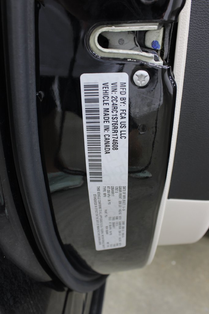 Used 2024 Chrysler Pacifica Limited FWD image 33