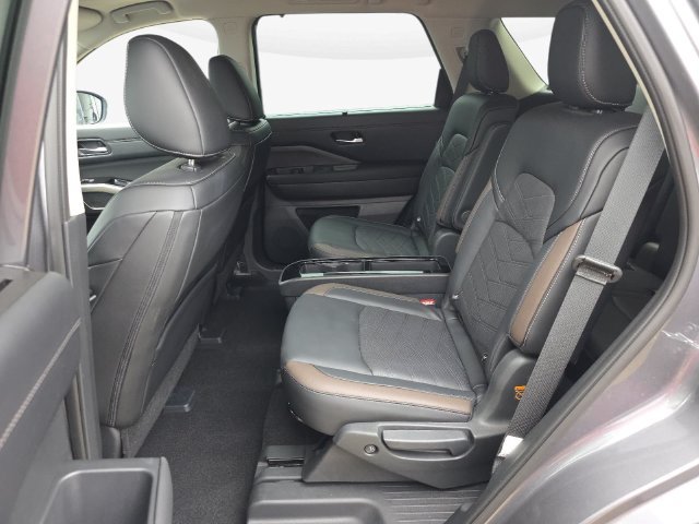 Used 2025 Nissan Pathfinder Platinum FWD image 14