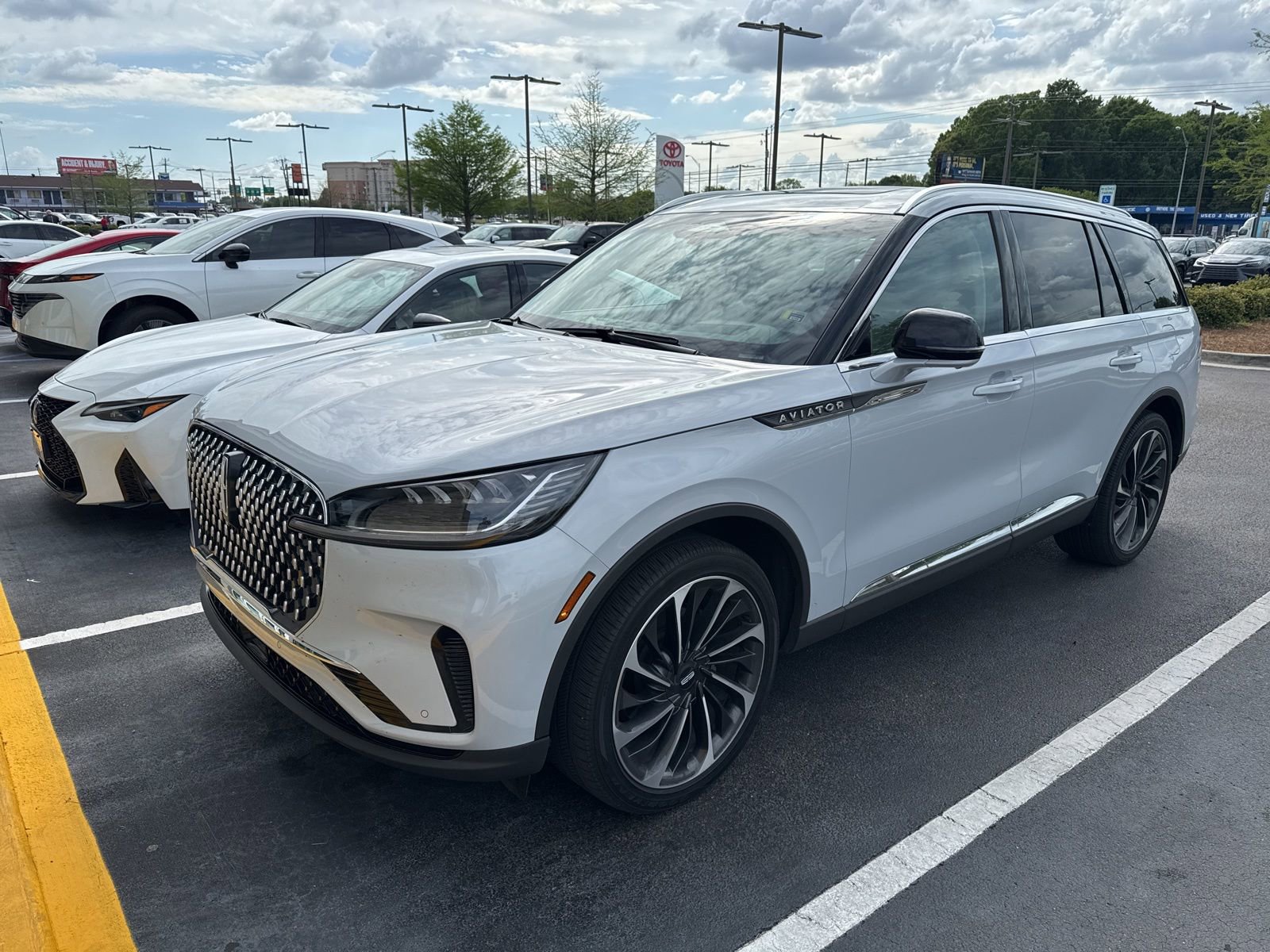 Used 2025 Lincoln Aviator Reserve w/ Luxury Package image 3