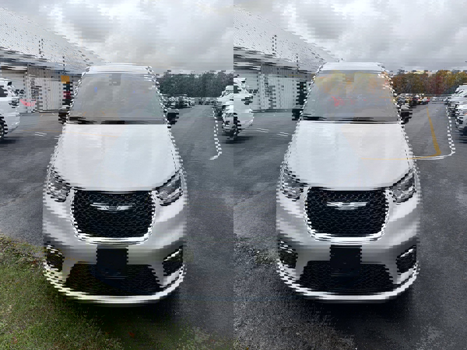 New 2026 Chrysler Pacifica Select image 3
