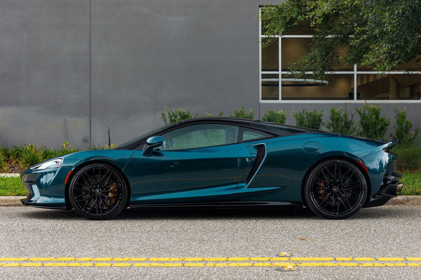 Used 2023 McLaren GT RWD image 18