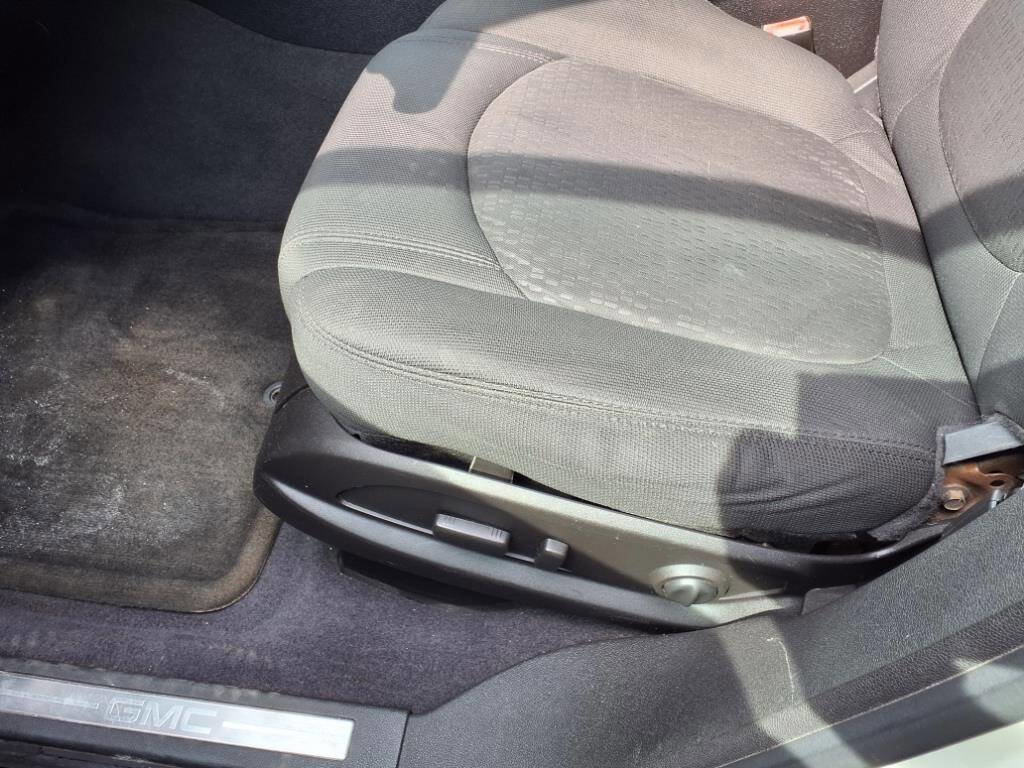 Used 2011 GMC Acadia SLE image 15