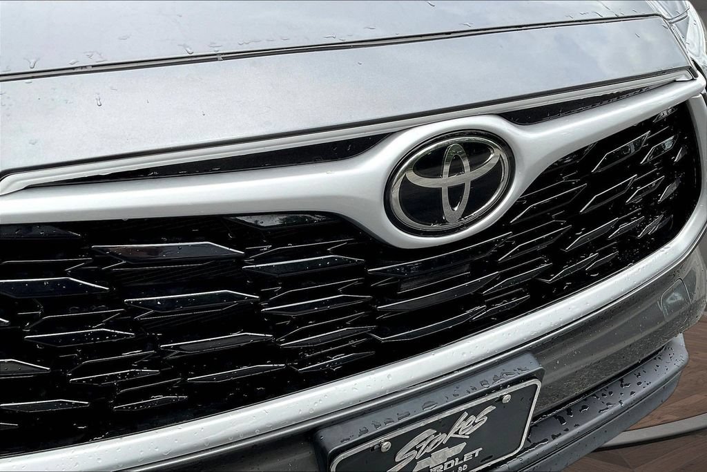 Used 2023 Toyota Highlander L FWD image 34