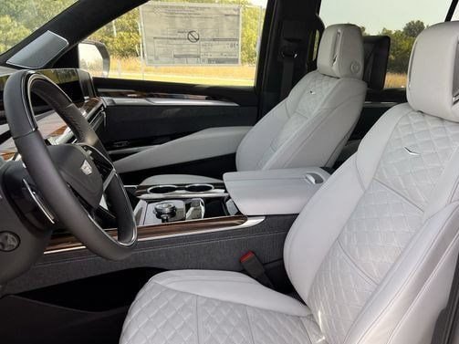 New 2026 Cadillac Escalade ESV Platinum Sport w/ LPO, Floor Liner Package AWD/4WD image 22