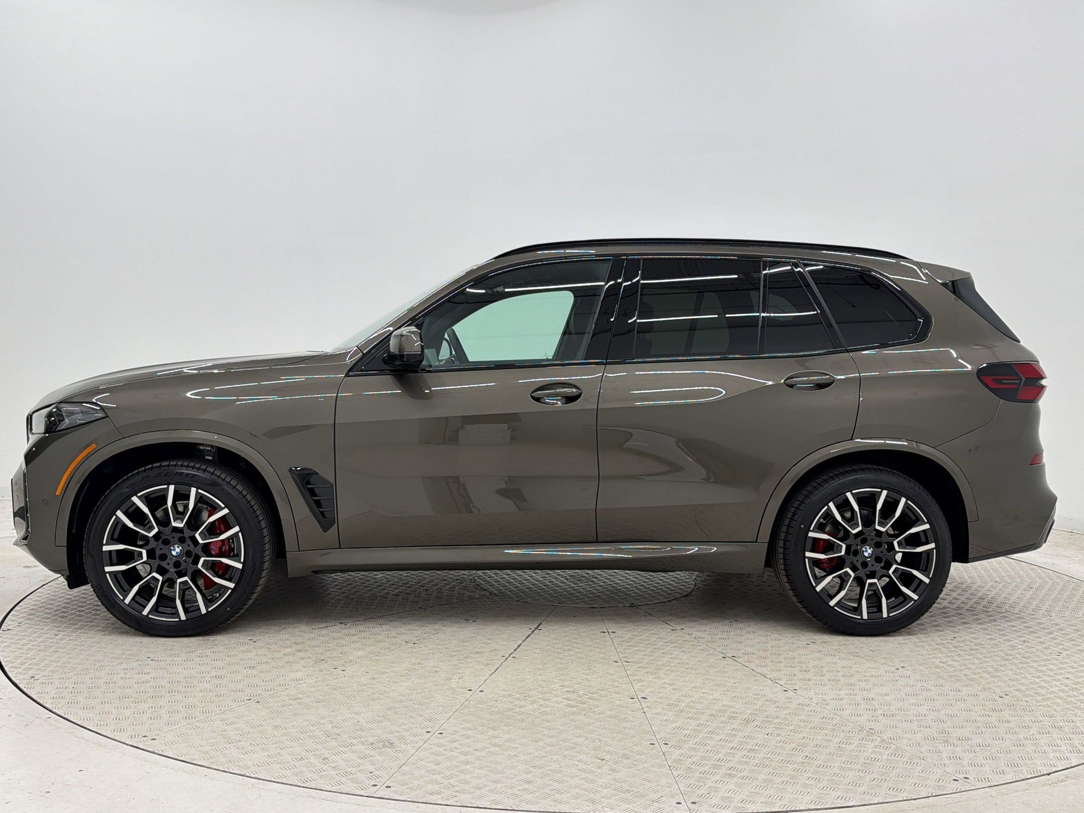 New 2026 BMW X5 xDrive40i w/ M Sport Package AWD/4WD image 2