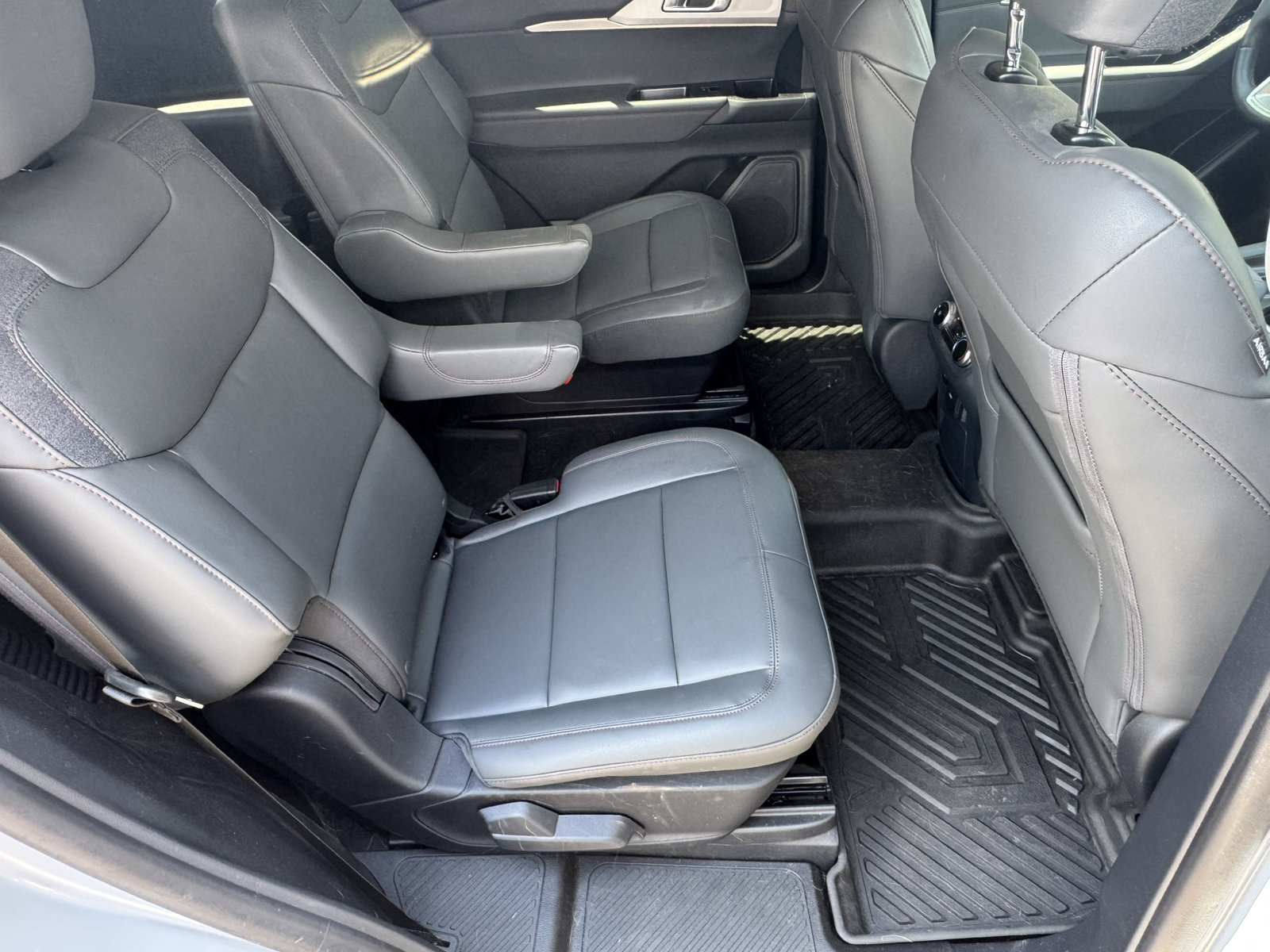 Used 2025 Ford Explorer Active w/ Active Comfort Package RWD image 19