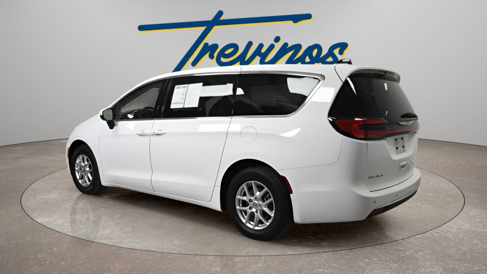 Used 2023 Chrysler Pacifica Touring-L image 9